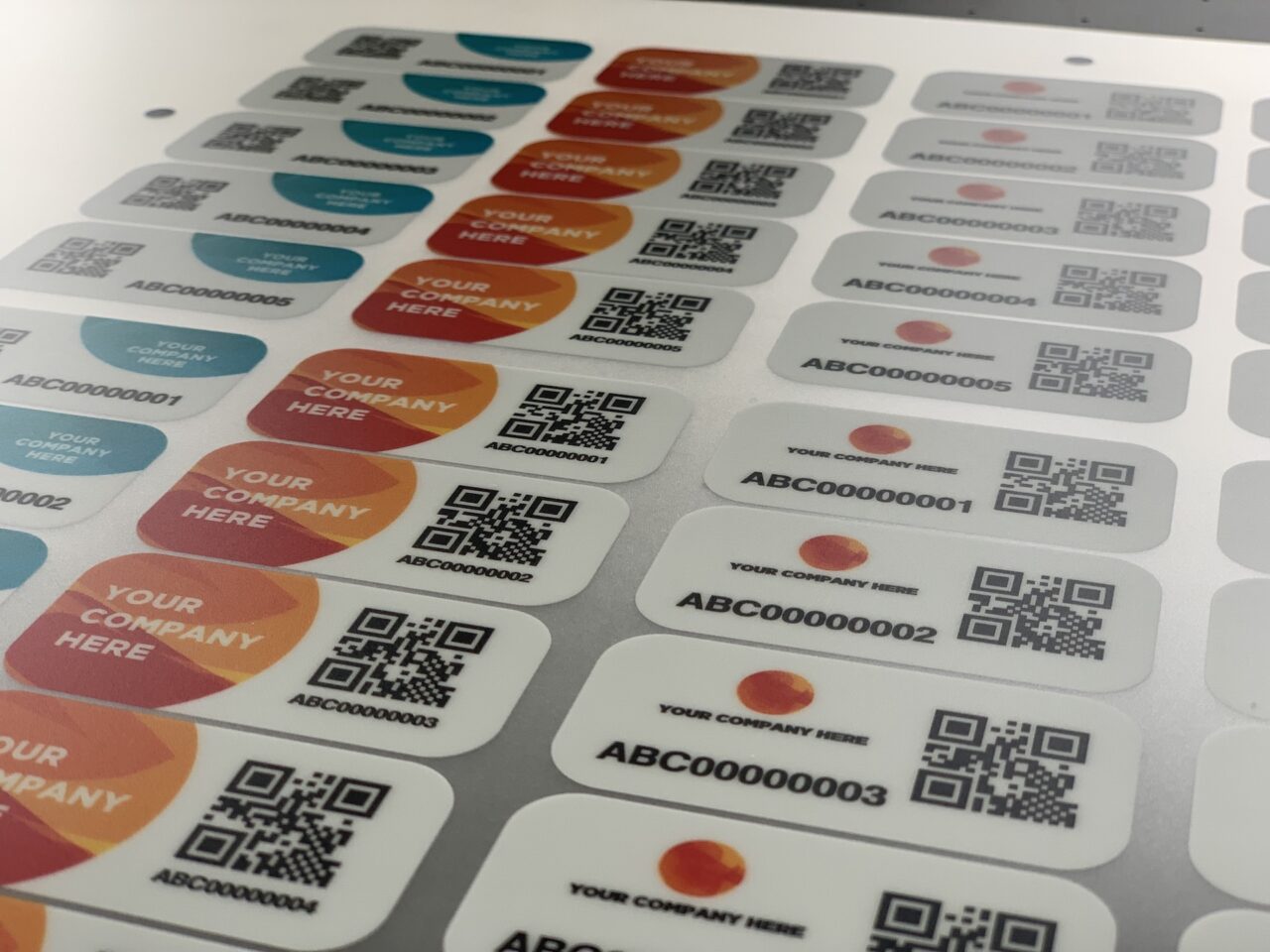 Exemple of assets labels with QR code and serial numbers